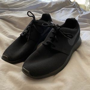 BRAND NEW Nike black roshe runs